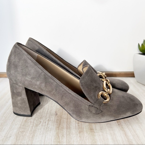 ✖️SOLD✖️•ANN TAYLOR• Gray Suede Cordelia Pumps w/Chain Detail - Picture 4 of 13